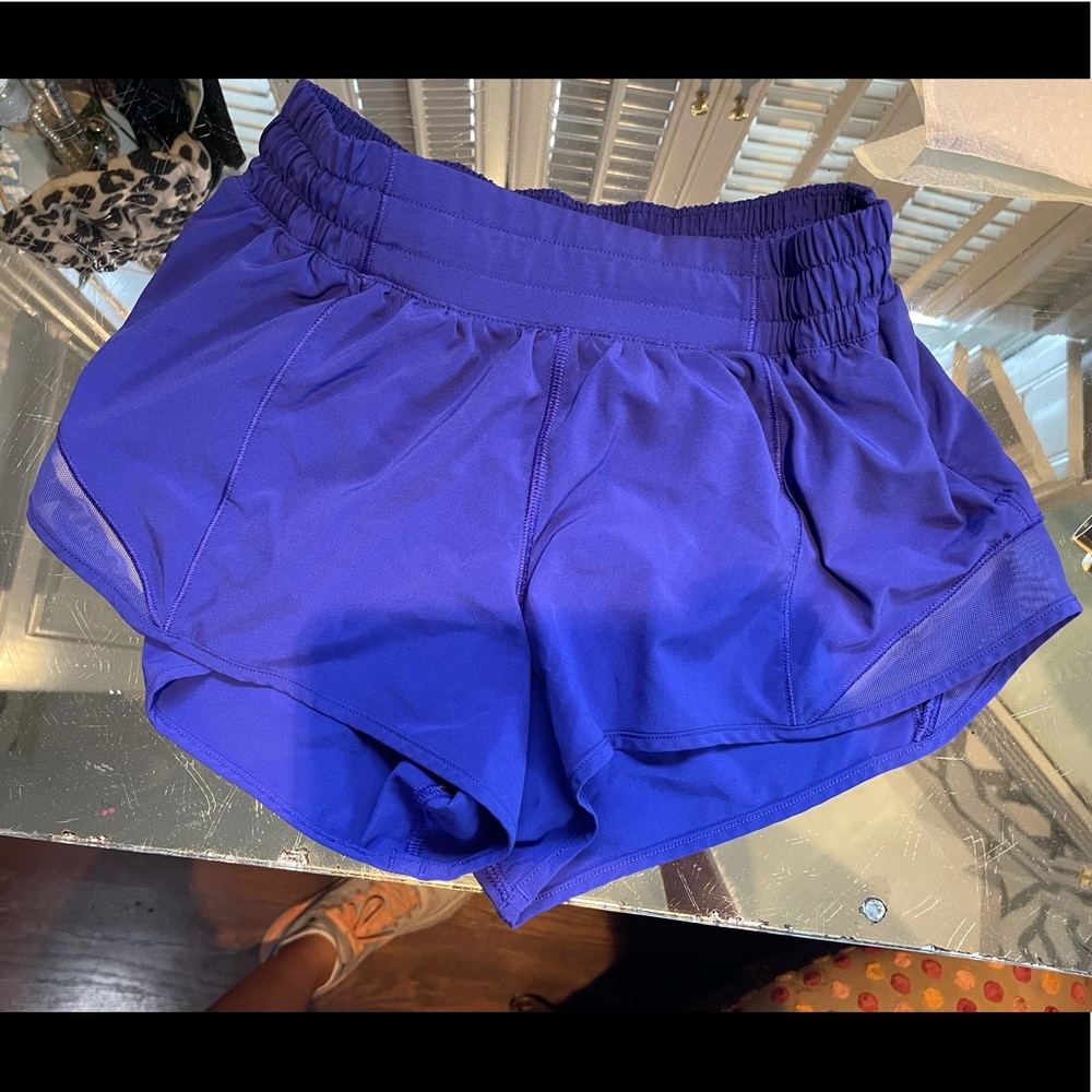 LULU LEMON Hotty hot high-rise short 2.5”